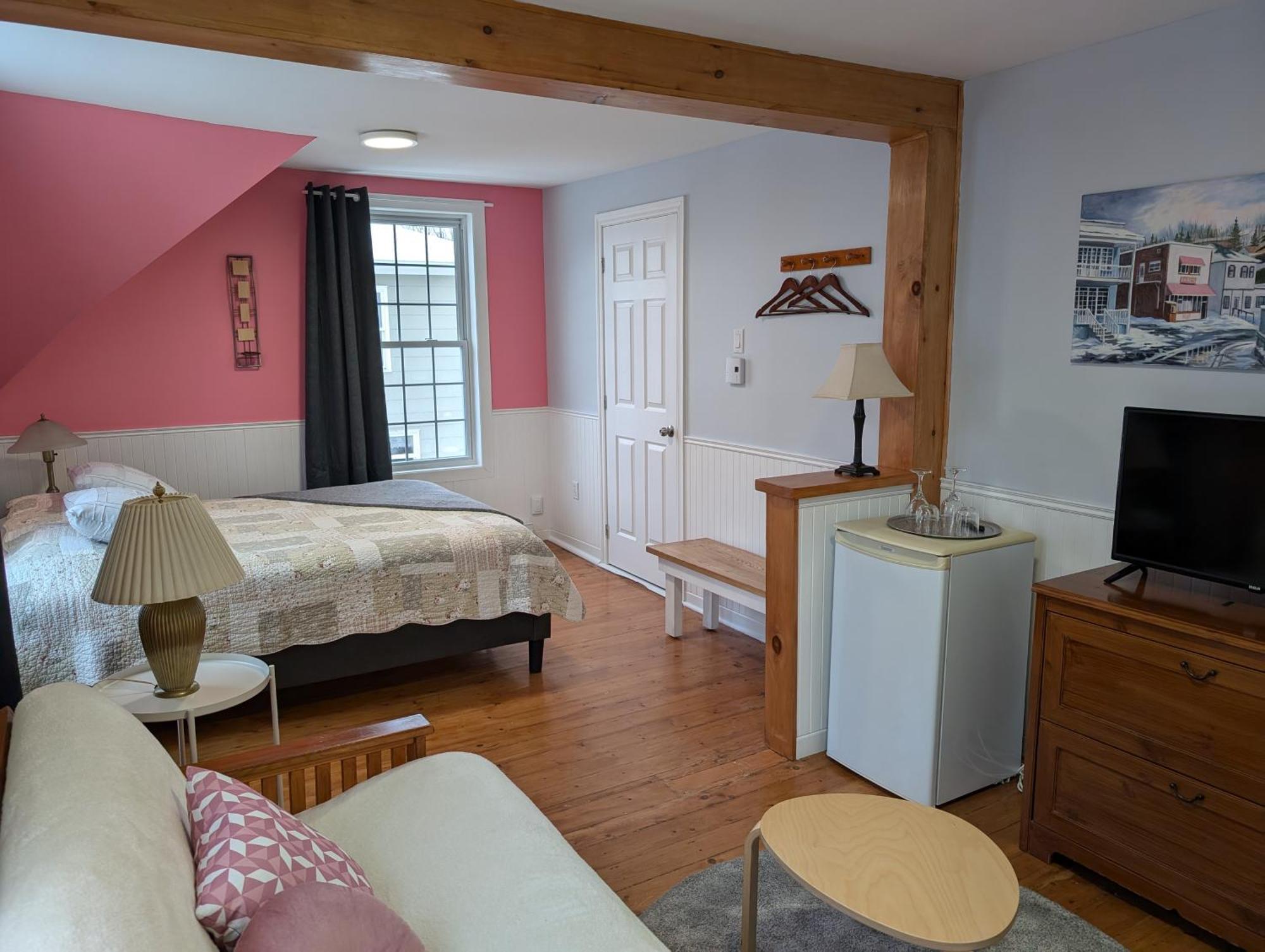 Au Saut Du Lit Bed & Breakfast Magog Exterior photo