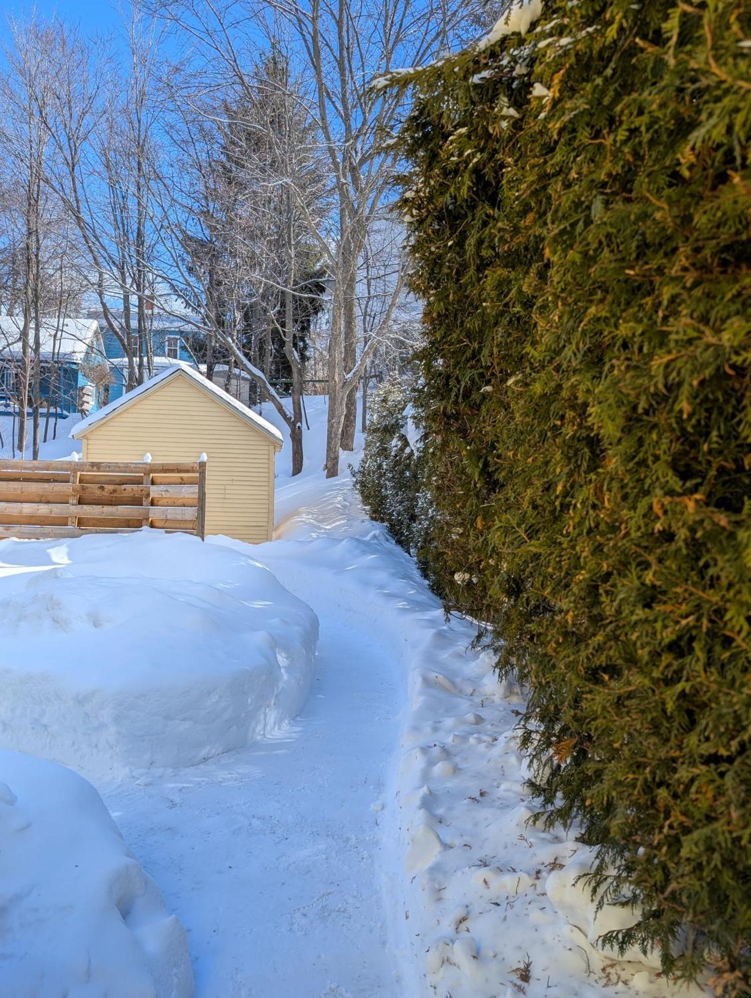 Au Saut Du Lit Bed & Breakfast Magog Exterior photo